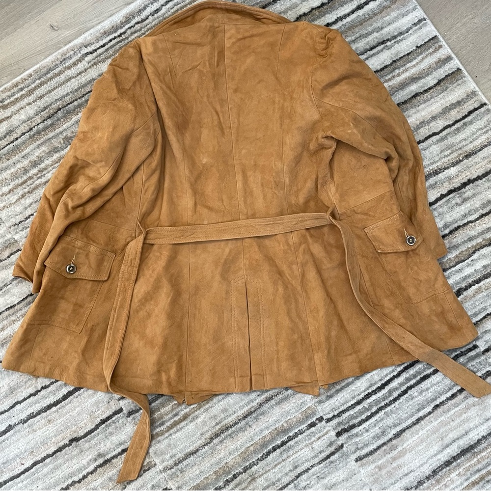 Gorgeous vintage leather lined belted jacket - Picture 9 of 13